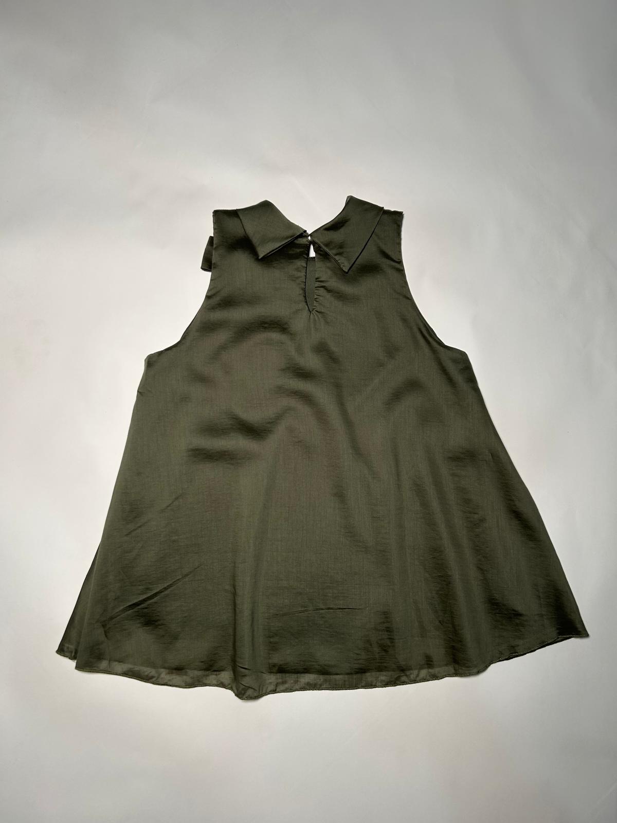 Blusa Senza Maniche con Collo Alto e Nodo Elegante