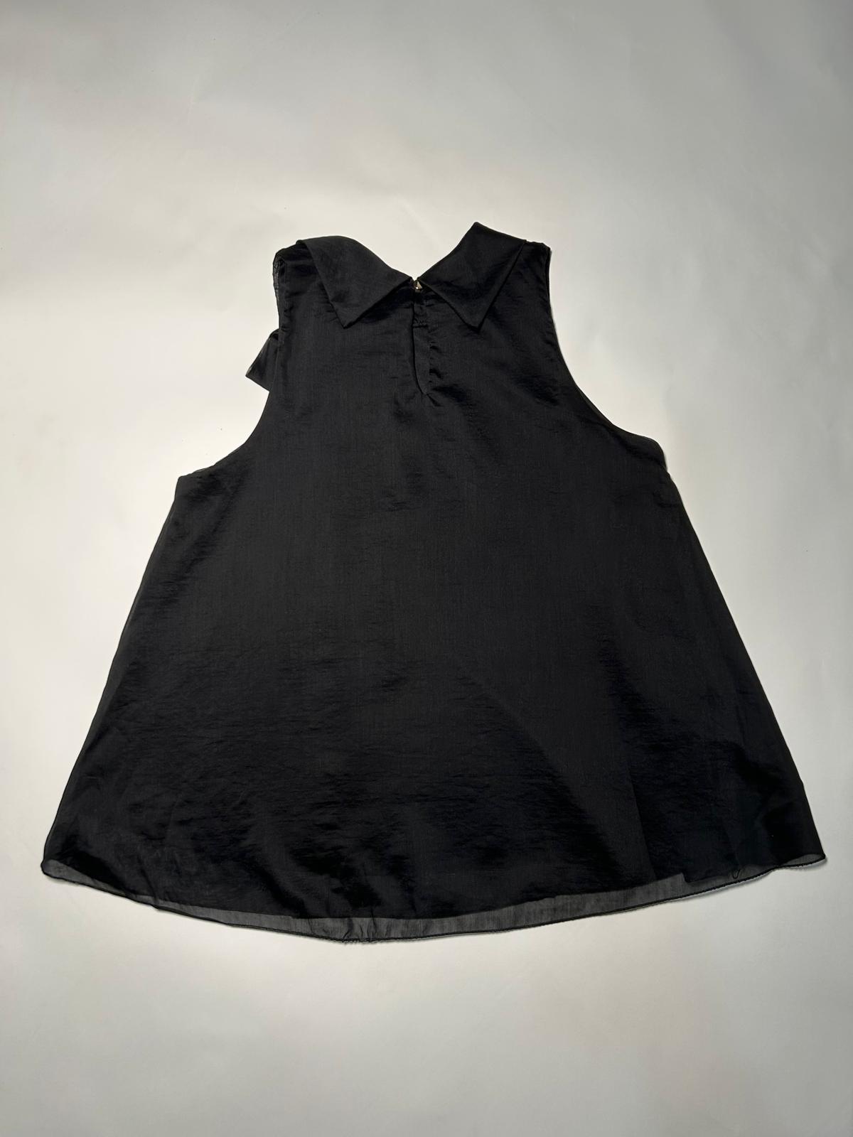 Blusa Senza Maniche con Collo Alto e Nodo Elegante
