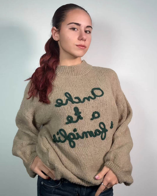 Maglione “Anche a te e famiglia” – Morbido, Caldo e Super Ironico