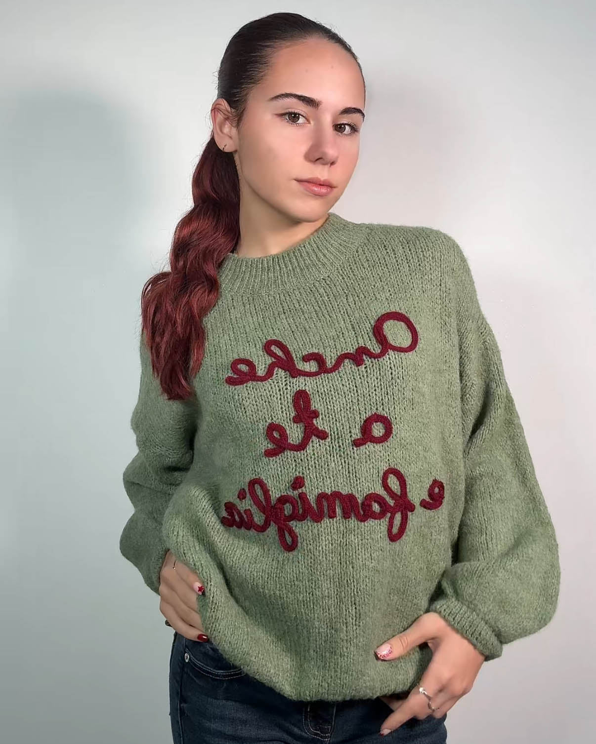 Maglione “Anche a te e famiglia” – Morbido, Caldo e Super Ironico