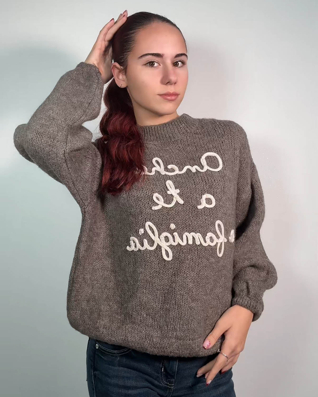 Maglione “Anche a te e famiglia” – Morbido, Caldo e Super Ironico