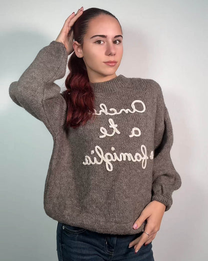 Maglione “Anche a te e famiglia” – Morbido, Caldo e Super Ironico