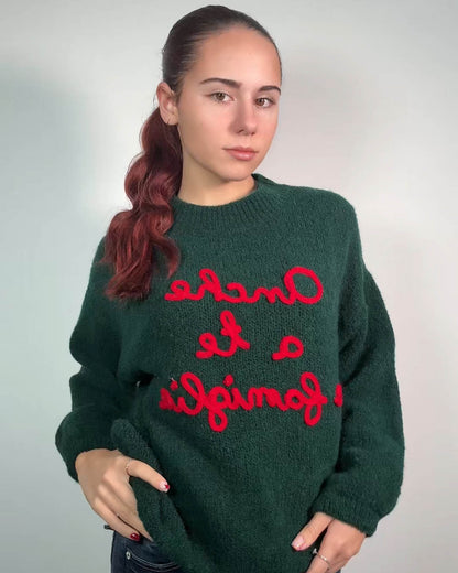 Maglione “Anche a te e famiglia” – Morbido, Caldo e Super Ironico