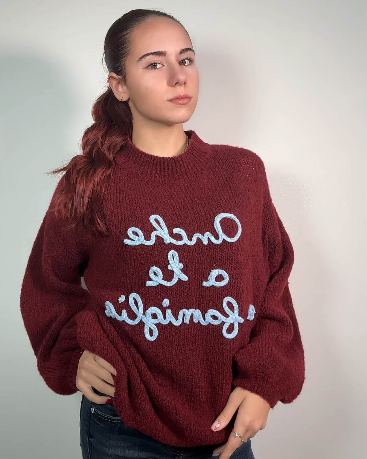 Maglione “Anche a te e famiglia” – Morbido, Caldo e Super Ironico