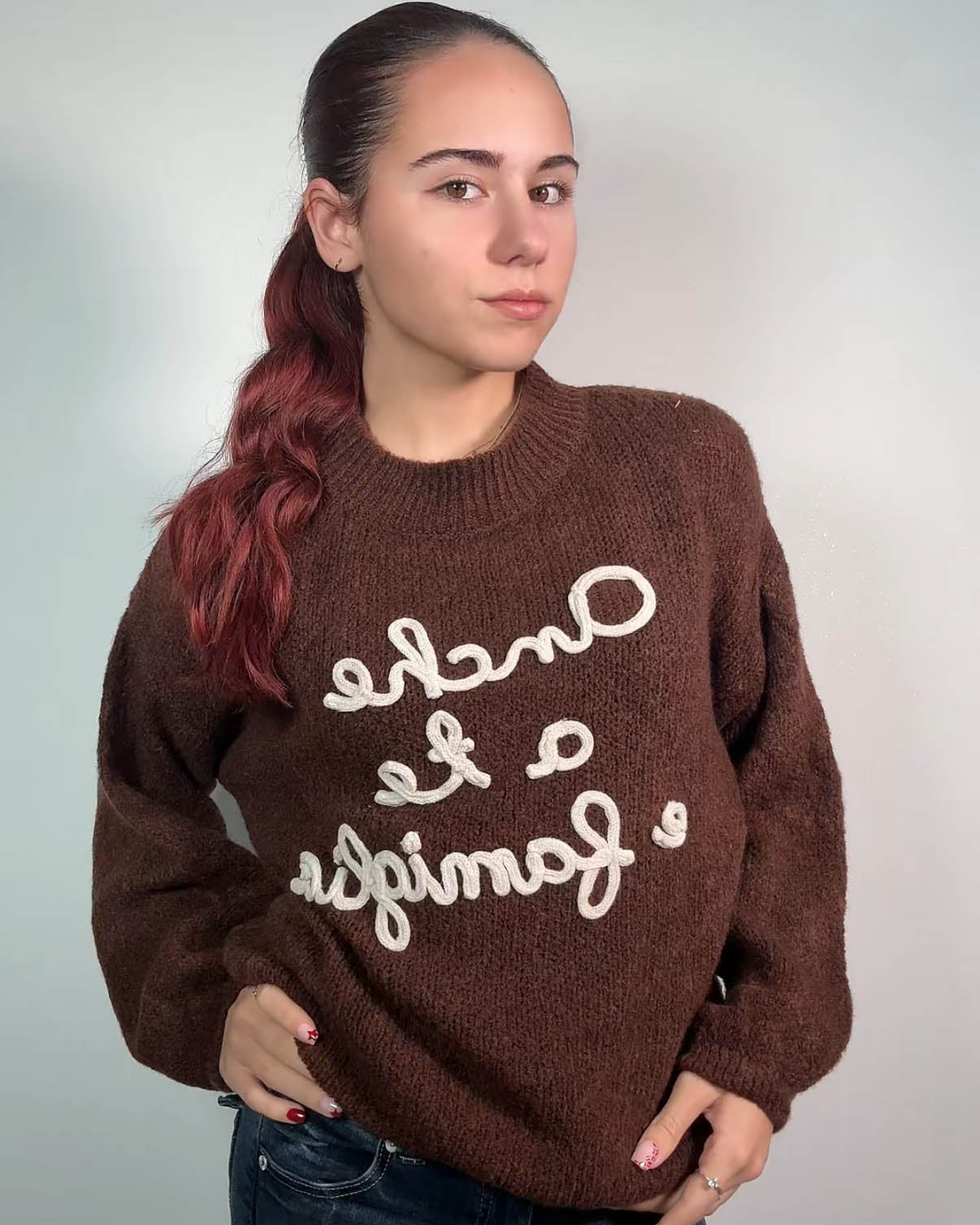 Maglione “Anche a te e famiglia” – Morbido, Caldo e Super Ironico