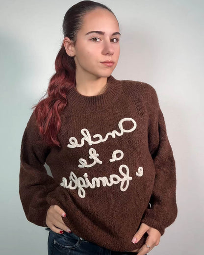 Maglione “Anche a te e famiglia” – Morbido, Caldo e Super Ironico