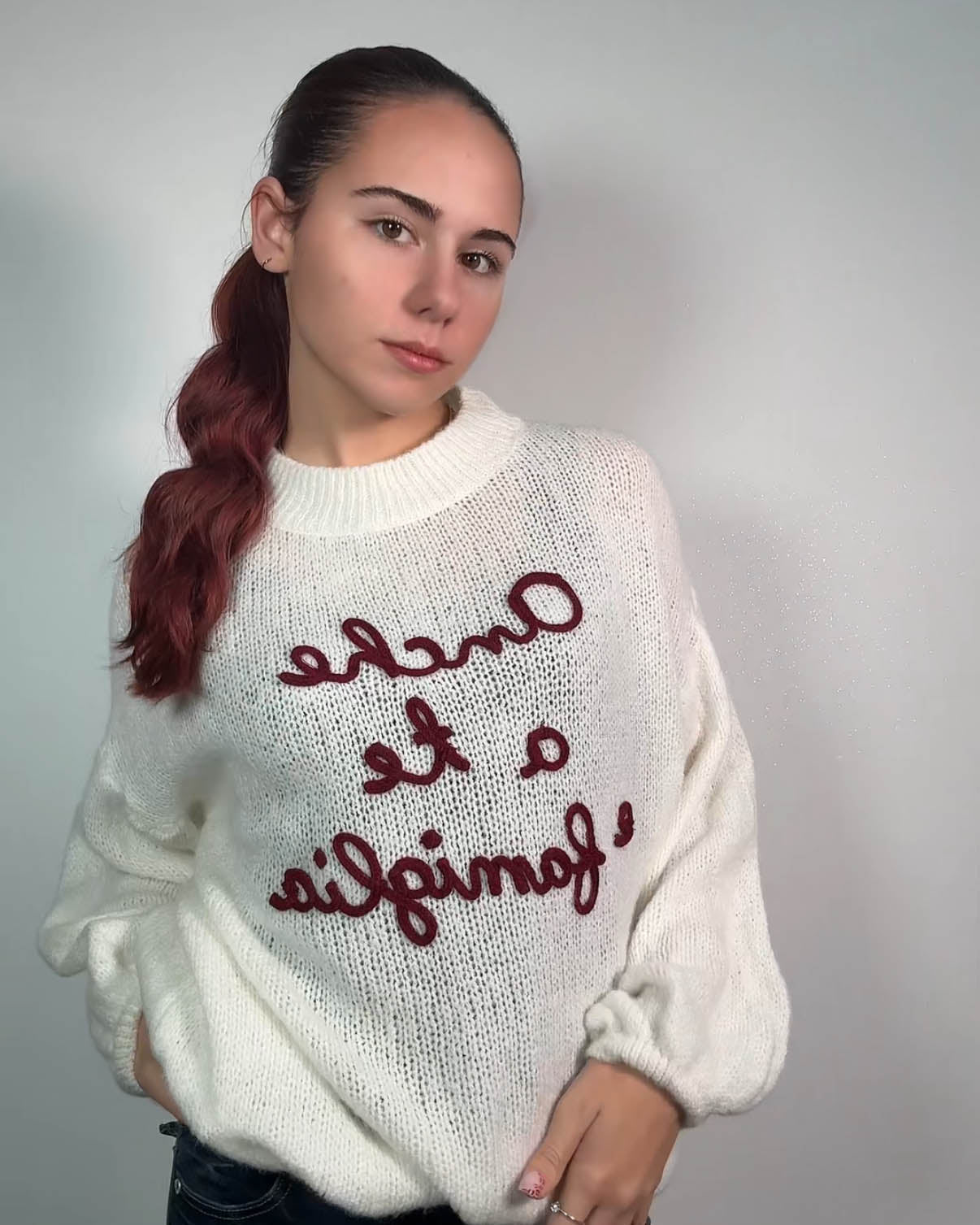 Maglione “Anche a te e famiglia” – Morbido, Caldo e Super Ironico