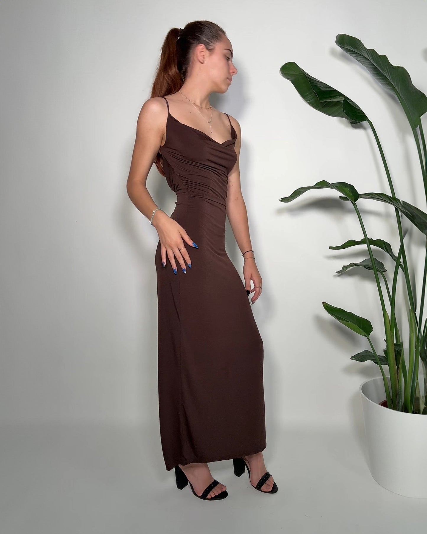 Abito Lungo Marrone Drappeggiato con Spalline Sottili