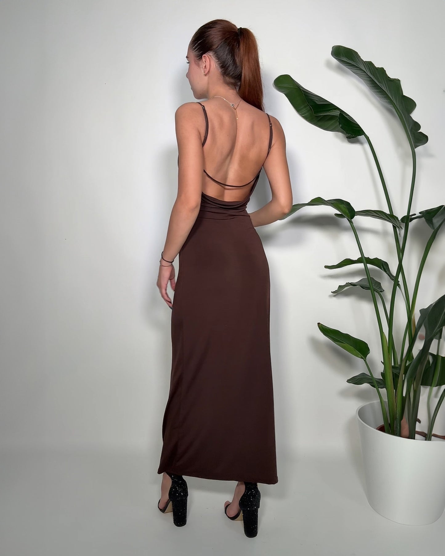 Abito Lungo Marrone Drappeggiato con Spalline Sottili