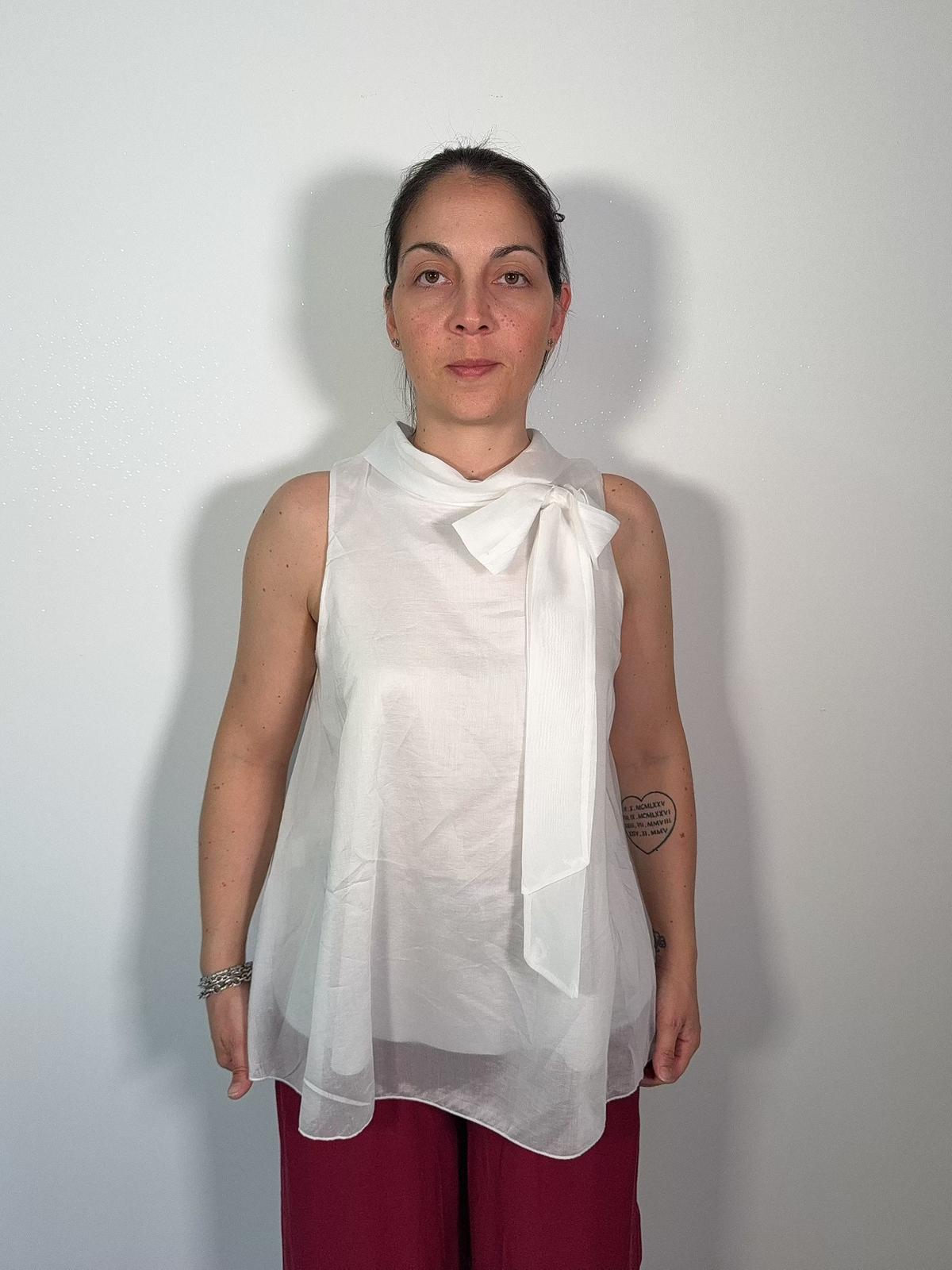 Blusa Senza Maniche con Collo Alto e Nodo Elegante